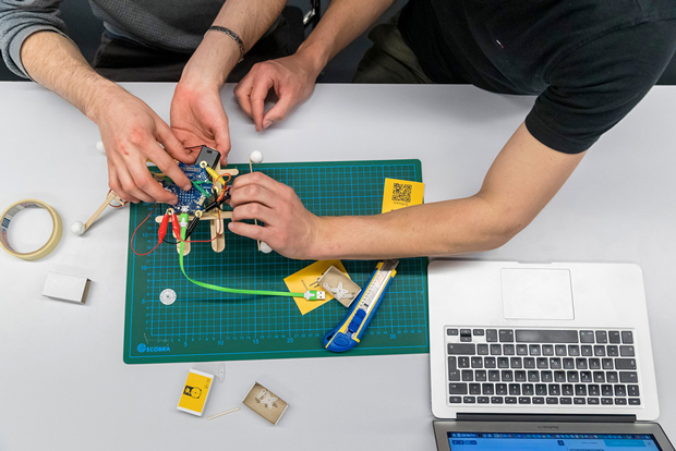 Studierende der Sekundarstufe 1 programmieren einen sogenannten Mikrocontroller. Dabei schliessen sie an diesen «Minicomputer» kleine Motoren an, die damit gesteuert werden können.