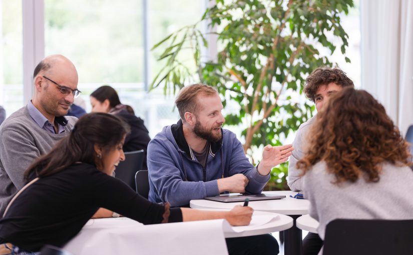 Das Innere der Demokratie: Warum Schulen neue Resonanzräume brauchen